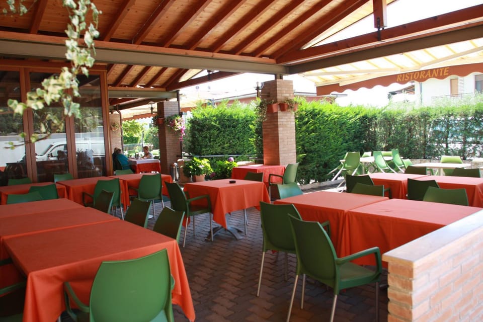 Restaurant/places to eat, Restaurant/places to eat
