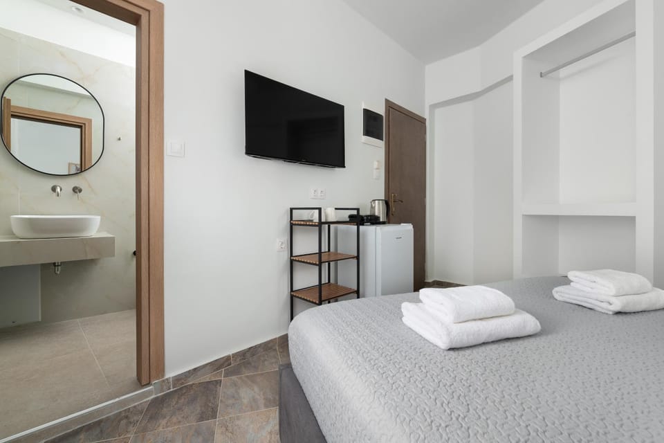 Bed, Bathroom, TV and multimedia, Photo of the whole room, Bedroom, towels