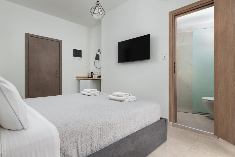 Bed, TV and multimedia, Photo of the whole room, Bedroom, towels, wardrobe