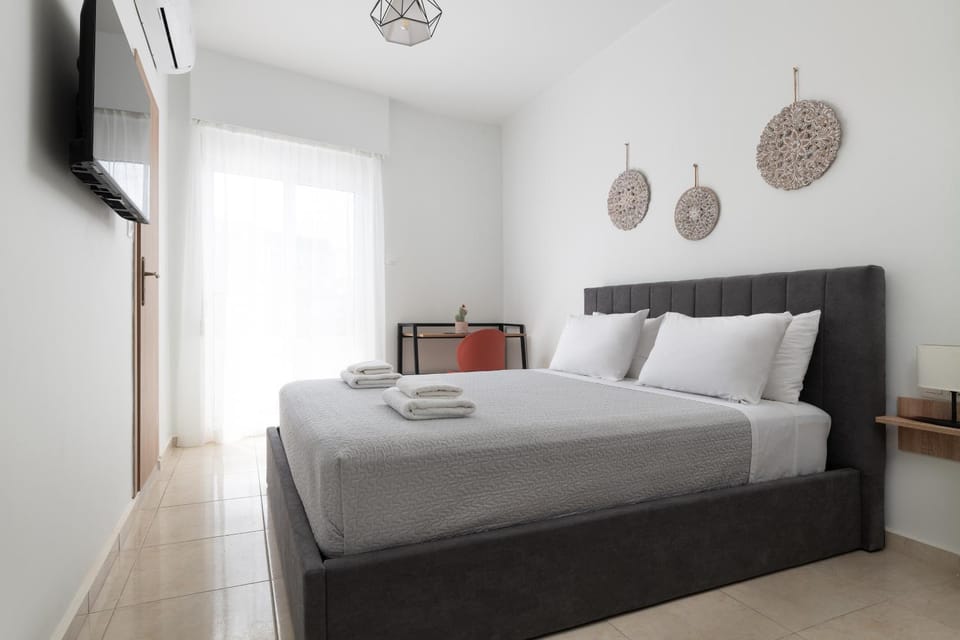 Bed, TV and multimedia, Photo of the whole room, Bedroom, towels
