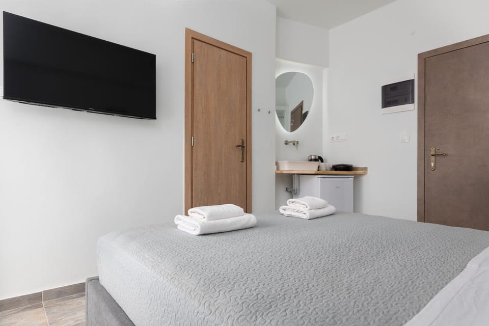 Bed, TV and multimedia, Photo of the whole room, Bedroom, towels