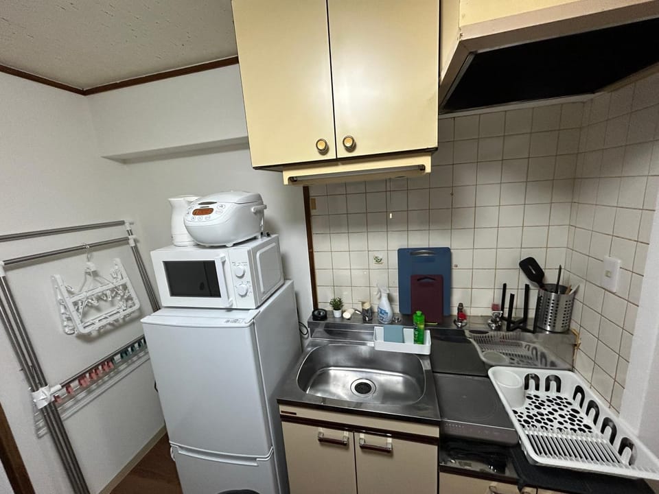 Kitchen or kitchenette, minibar, stove