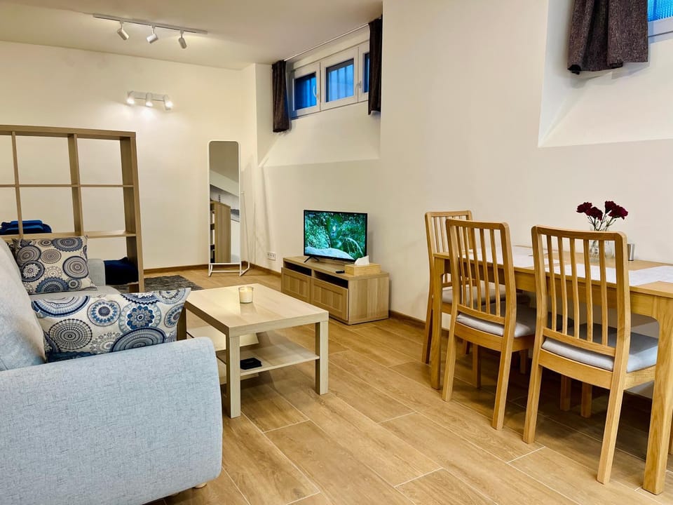 TV and multimedia, Living room, Seating area, Dining area