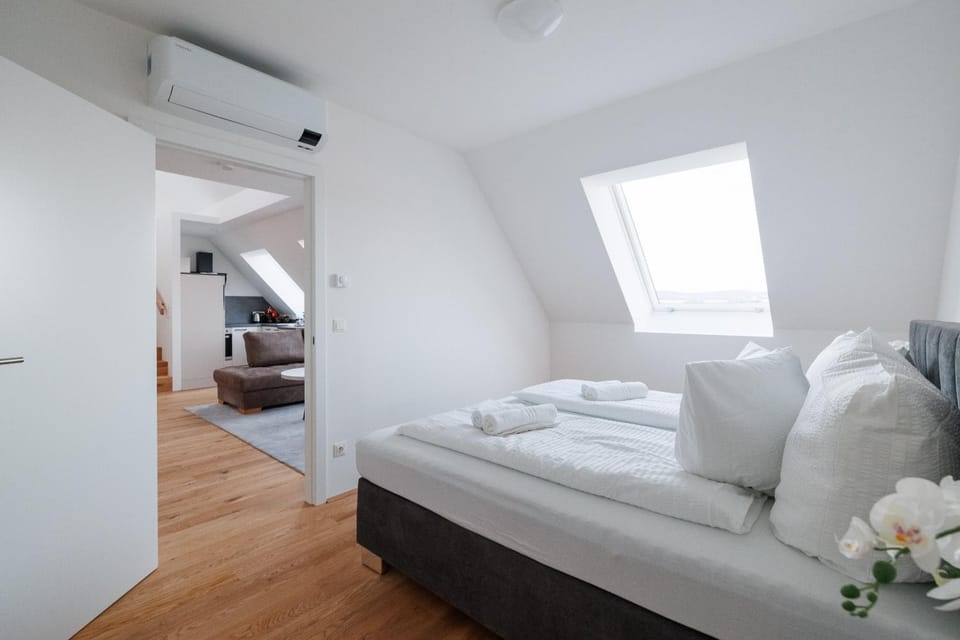 Bed, TV and multimedia, Living room, Photo of the whole room, Seating area, Bedroom, City view, City view, air conditioner