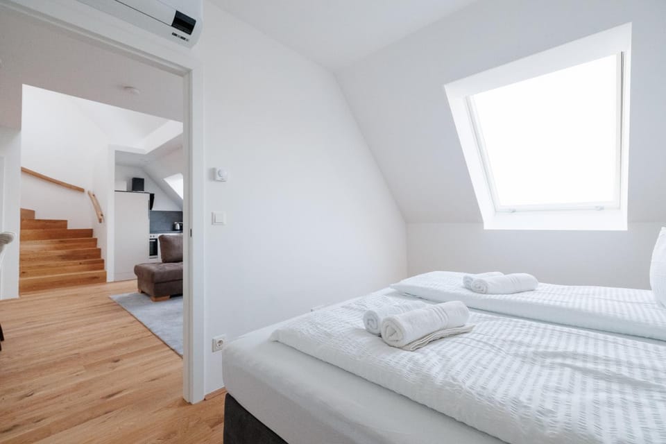 Bed, Photo of the whole room, Bedroom, City view, City view, towels, air conditioner