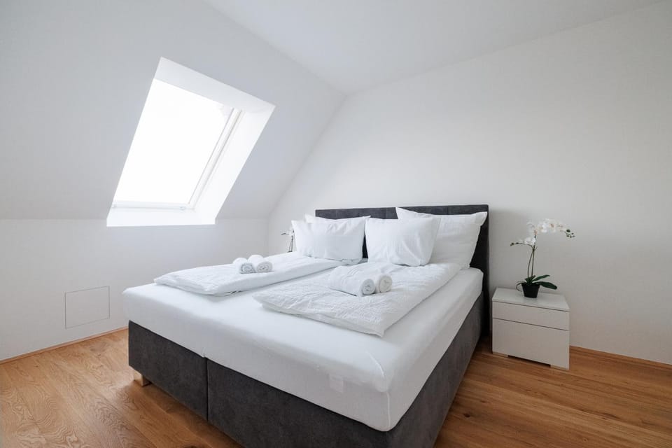 Bed, Photo of the whole room, Bedroom, City view, towels
