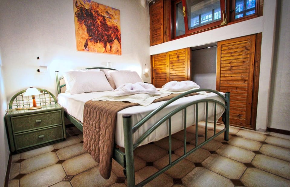 Photo of the whole room, Bedroom, towels