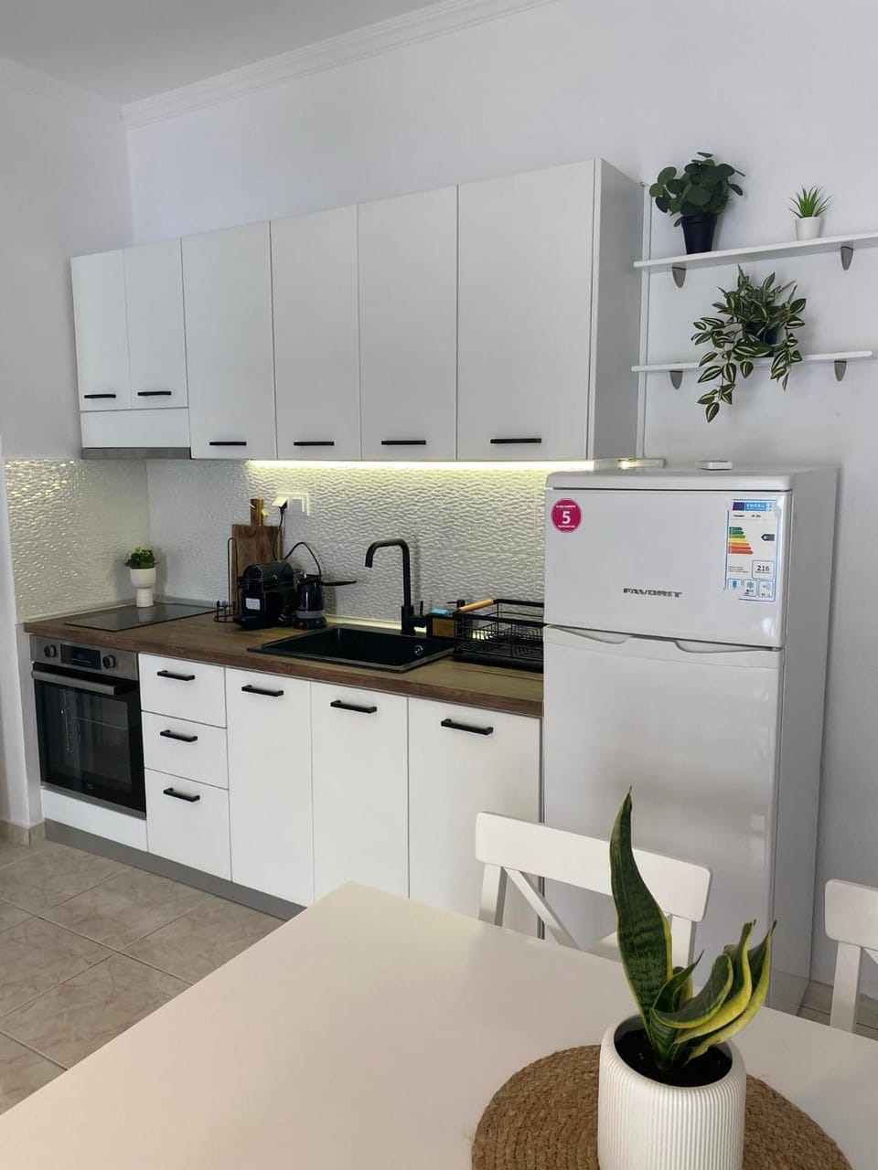 Kitchen or kitchenette, pet friendly, stove