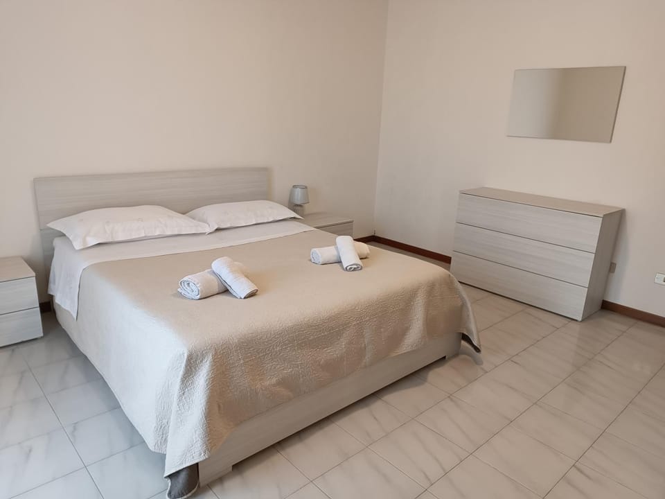 Bed, Bedroom, towels