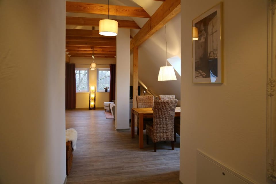 Photo of the whole room, Seating area