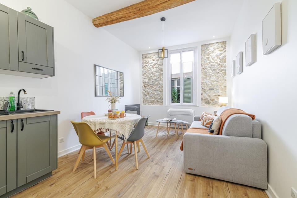 Kitchen or kitchenette, Seating area