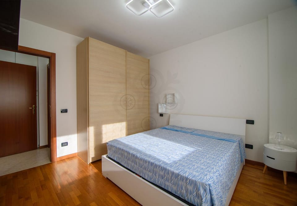 Photo of the whole room, Bedroom, wardrobe