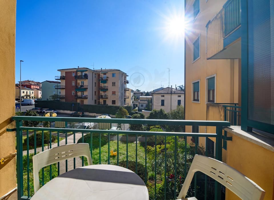 Property building, Day, Balcony/Terrace