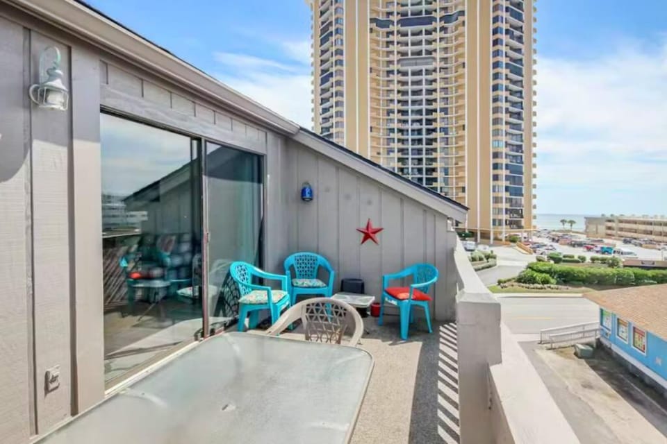 View (from property/room), Balcony/Terrace, Seating area, Sea view