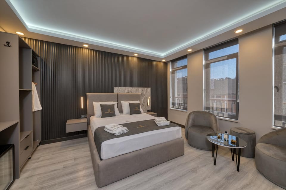 Bed, Living room, Photo of the whole room, Seating area, Bedroom