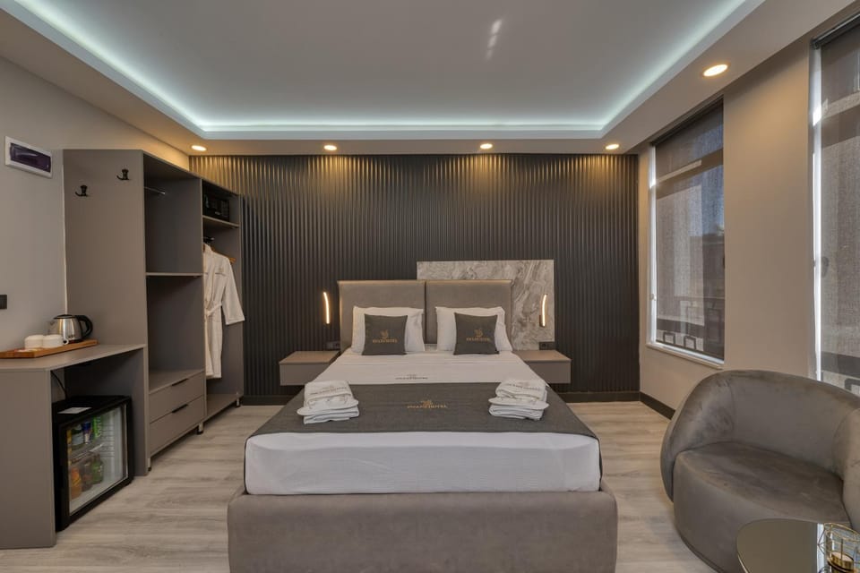 Bed, TV and multimedia, Living room, Photo of the whole room, Seating area, Bedroom, towels, wardrobe