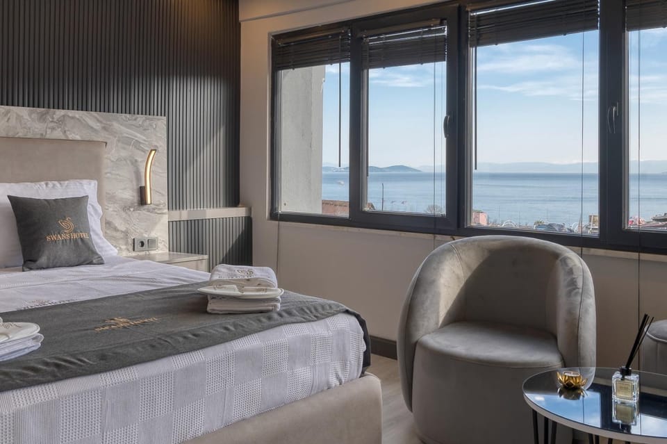 Bed, Natural landscape, Photo of the whole room, Seating area, Dining area, Bedroom, Sea view, towels