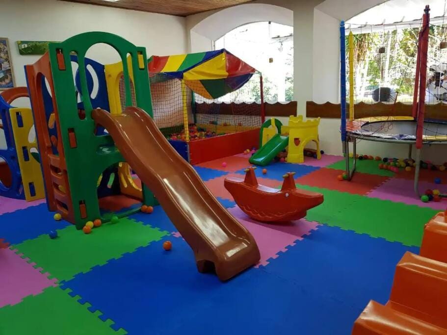 Espaçoso Flat com Varanda no Cavalinho Branco Apartment in Águas de Lindóia