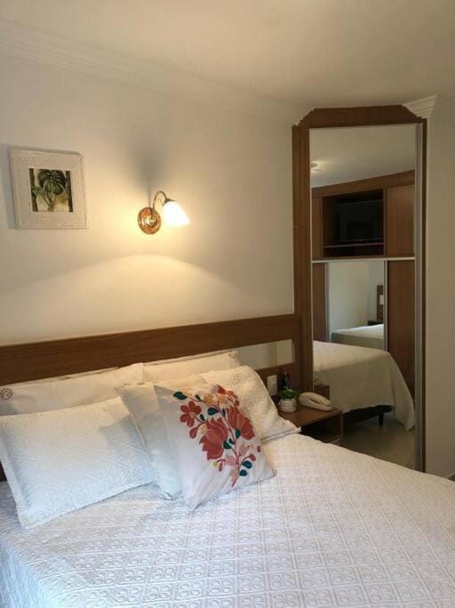 Espaçoso Flat com Varanda no Cavalinho Branco Apartment in Águas de Lindóia