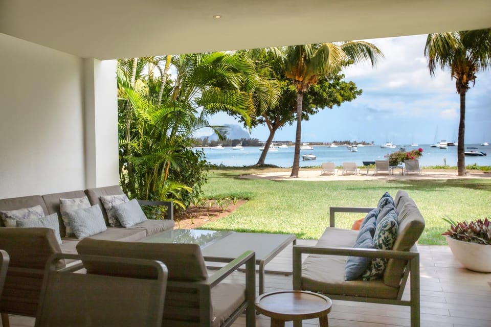 Living room, Garden view, Sea view