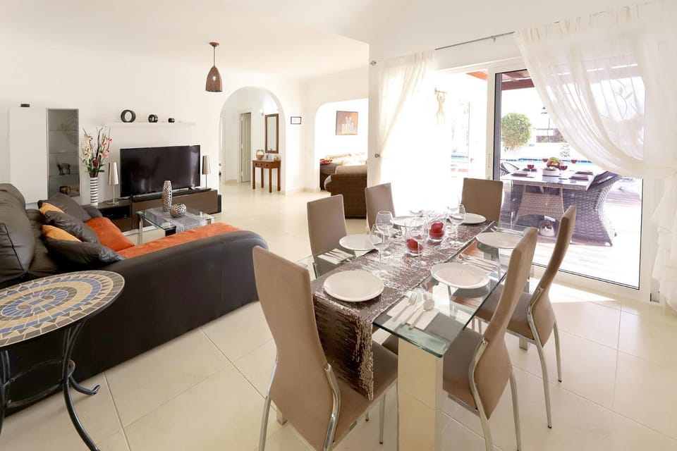 Communal lounge/ TV room, TV and multimedia, Living room, Seating area, Dining area, Evening entertainment