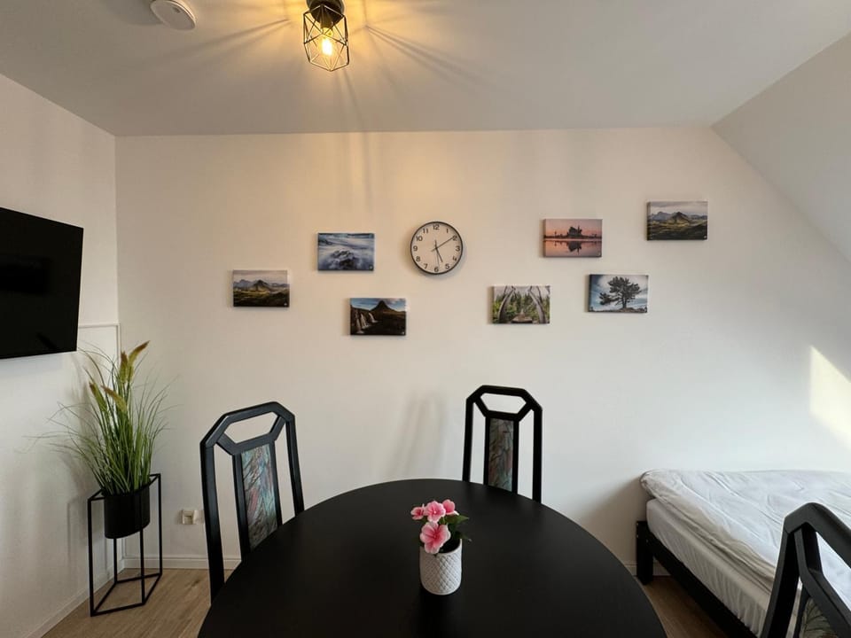 Communal lounge/ TV room, Bed, TV and multimedia, Living room, Photo of the whole room, Seating area, Dining area, Evening entertainment, Bedroom