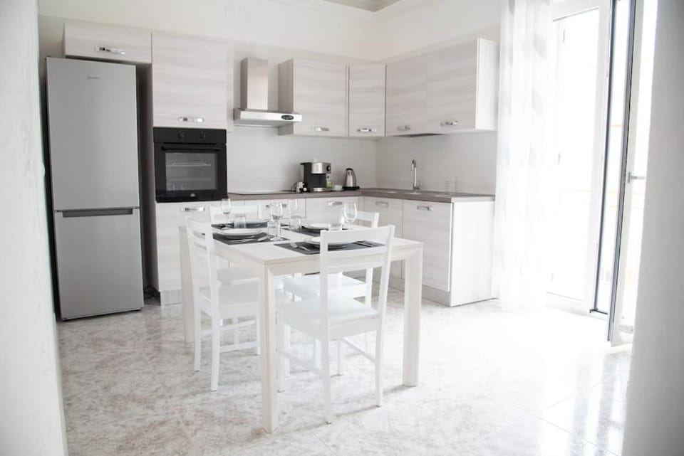 Kitchen or kitchenette, Dining area, dishwasher, oven
