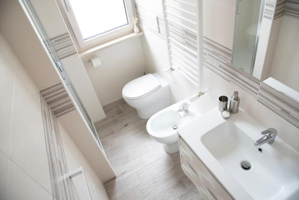 Shower, Toilet, Bathroom, bidet, towels