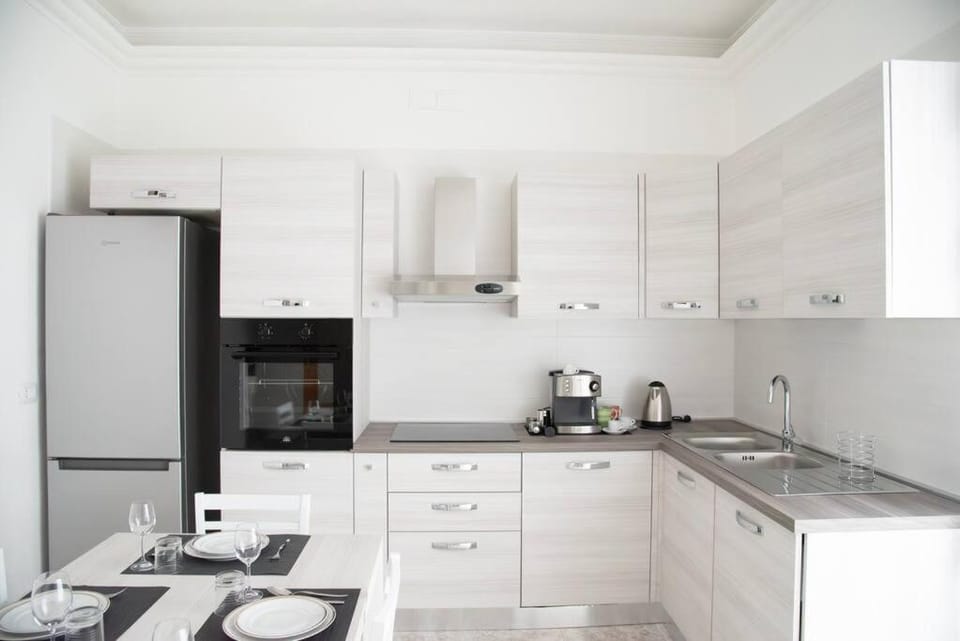 Coffee/tea facilities, Kitchen or kitchenette, dishwasher, oven, stove