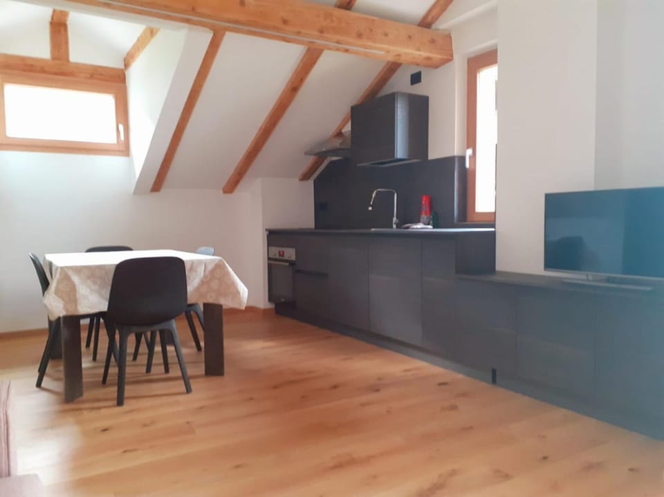 Kitchen or kitchenette, Dining area