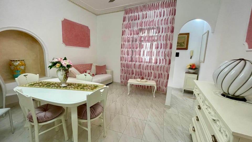 Living room, Seating area, Dining area, fireplace