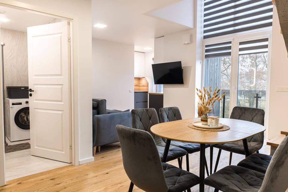 Communal lounge/ TV room, TV and multimedia, Living room, Seating area, Dining area, Evening entertainment