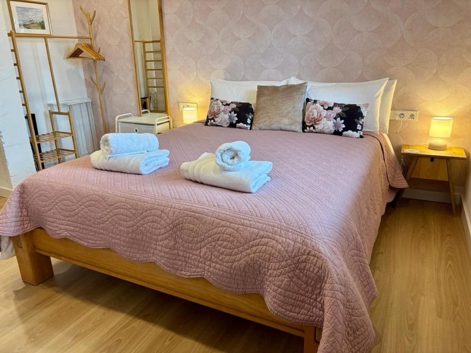 Bed, Photo of the whole room, Bedroom, towels