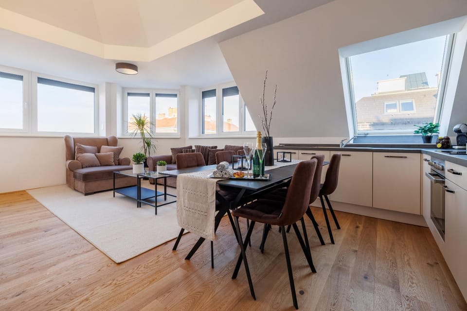 Communal lounge/ TV room, TV and multimedia, Kitchen or kitchenette, Living room, Seating area, Dining area, City view, City view, dishwasher, pet friendly, pet friendly, stove, air conditioner, air conditioner