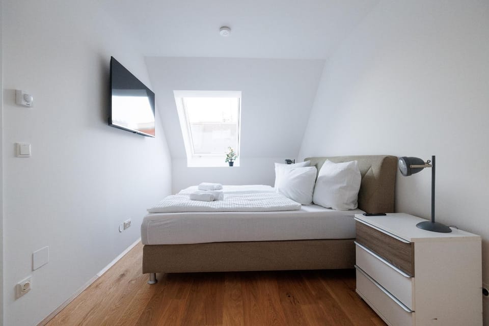 Bed, TV and multimedia, Photo of the whole room, Evening entertainment, Bedroom, City view, internet, air conditioner
