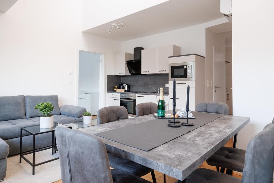 Communal lounge/ TV room, Kitchen or kitchenette, Kitchen or kitchenette, Living room, Seating area, Dining area, Evening entertainment, internet, minibar, pet friendly, air conditioner, air conditioner