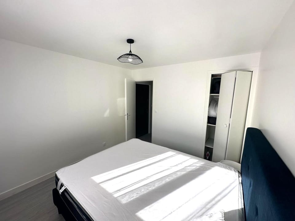 Bed, Photo of the whole room, Bedroom, wardrobe