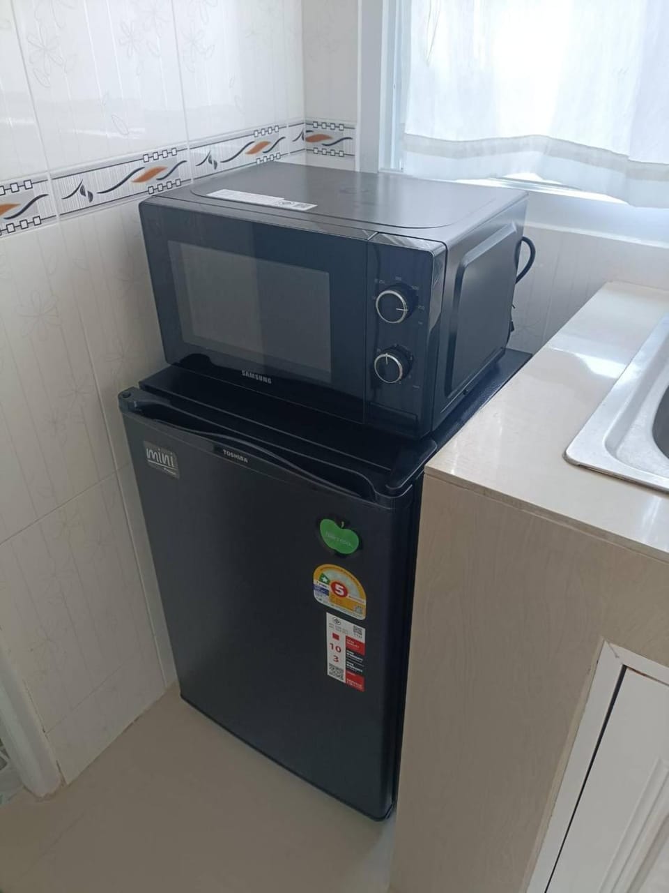 minibar, oven