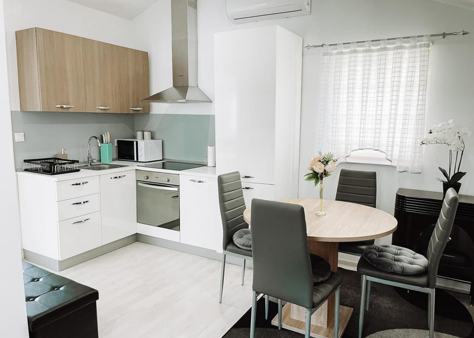 Kitchen or kitchenette, Seating area, Dining area, minibar, pet friendly, stove, air conditioner