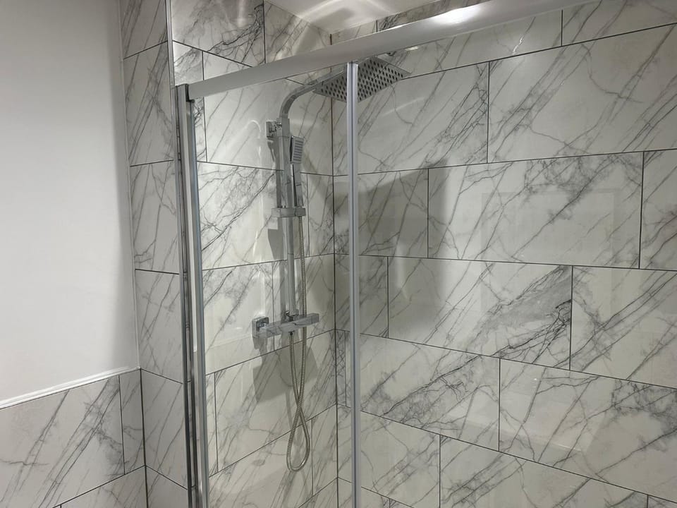 Under New Management - Contractor Friendly - Premium Studio Apartments - Free Parking - Sofa Beds - Sky TV - Full Kitchen - Washer Dryer - WiFi Apartment hotel in Huntingdonshire District