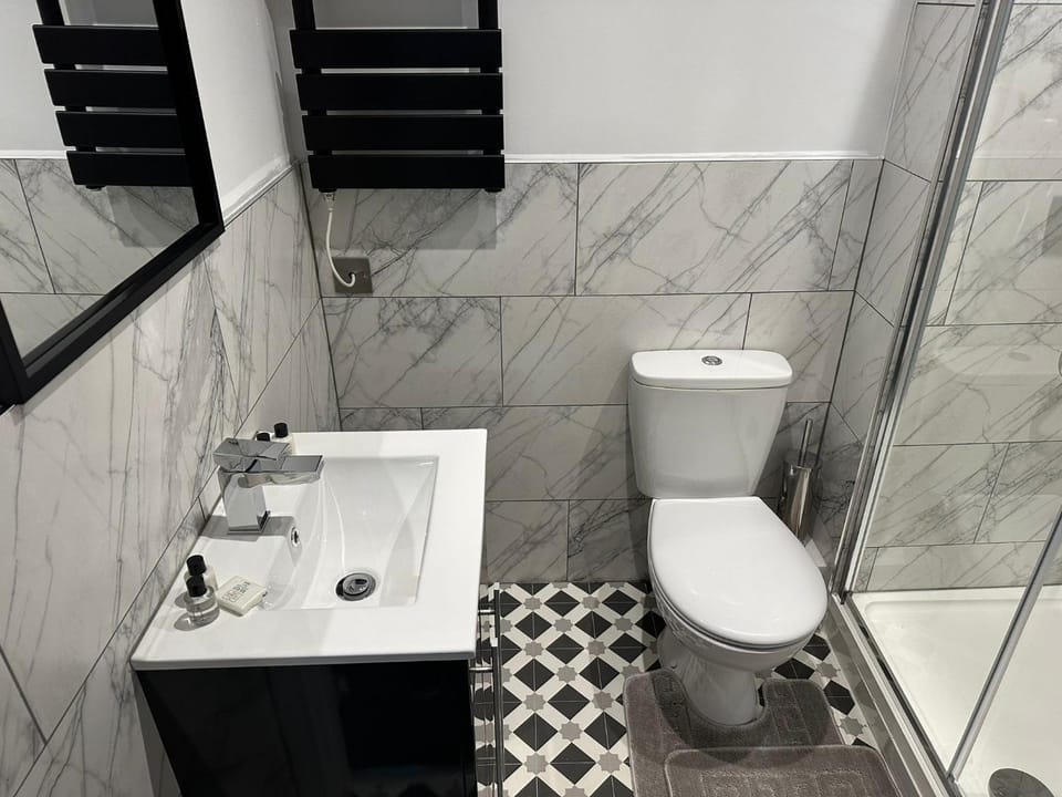 Under New Management - Contractor Friendly - Premium Studio Apartments - Free Parking - Sofa Beds - Sky TV - Full Kitchen - Washer Dryer - WiFi Apartment hotel in Huntingdonshire District