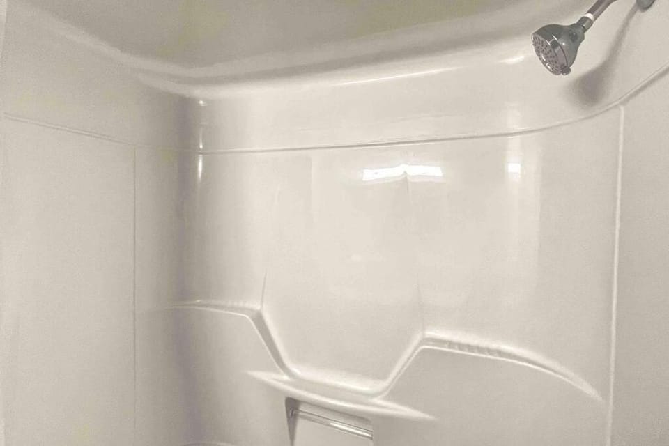 White House Suite - Sleeps 4 House in Saint Catharines