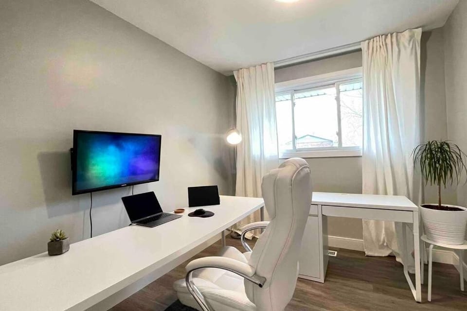 White House Suite - Sleeps 4 House in Saint Catharines