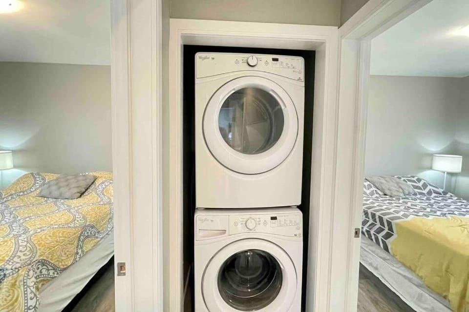 White House Suite - Sleeps 4 House in Saint Catharines