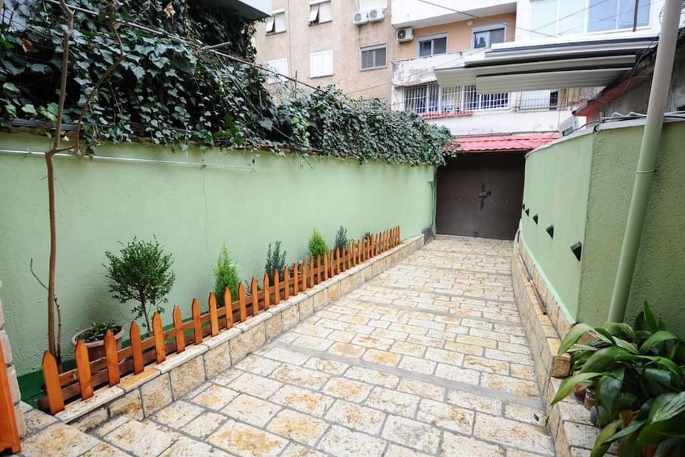Property building, Day, Balcony/Terrace