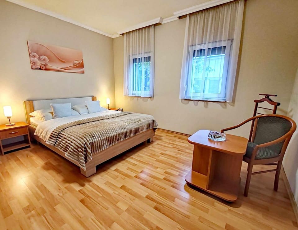 Bed, Photo of the whole room, Seating area, Bedroom