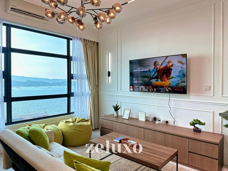 Communal lounge/ TV room, Natural landscape, TV and multimedia, Living room, Seating area, Evening entertainment