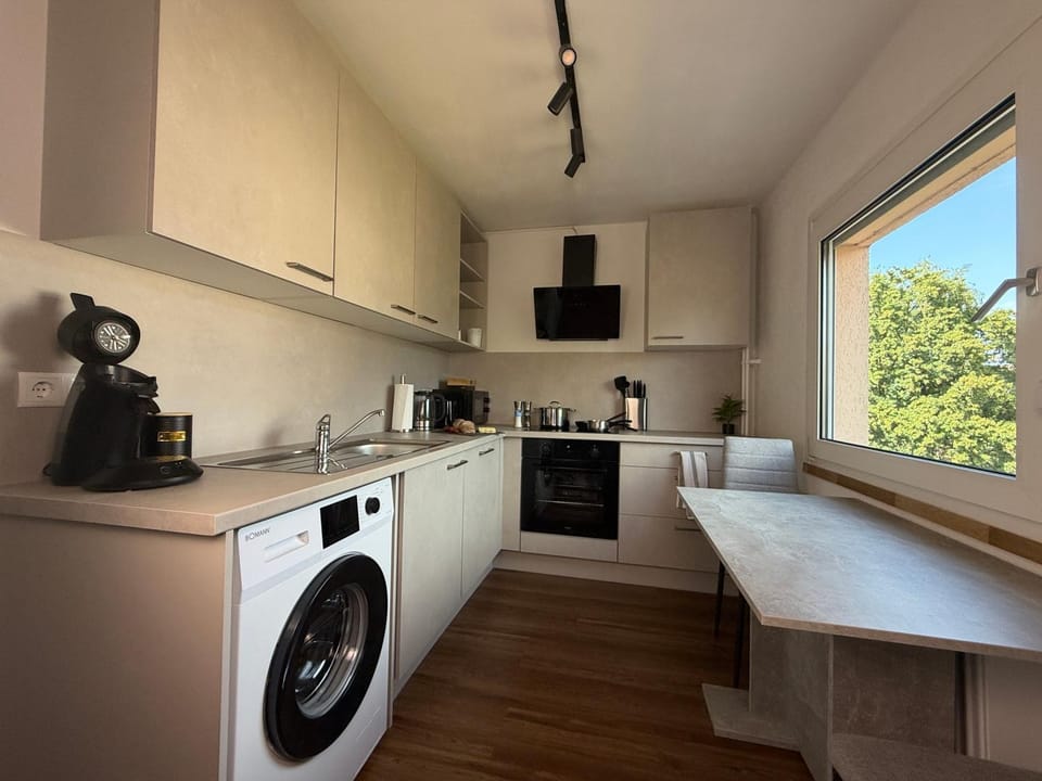 Coffee/tea facilities, Kitchen or kitchenette, Dining area, dishwasher, oven, pet friendly, stove, toaster, washing machine