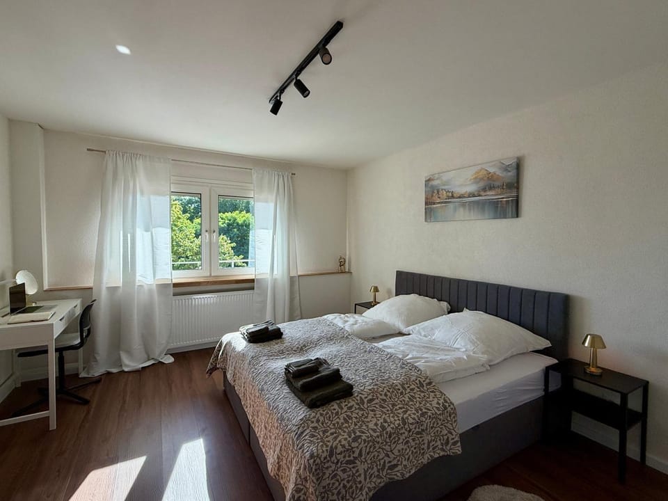 Bed, Photo of the whole room, Bedroom, towels