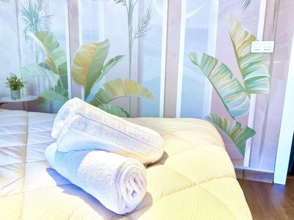 Bed, towels